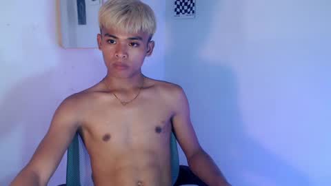 Snapshot of dark_babe chatting on August 3, 9:04 am dark_babe online show from August 3, 9:04 am