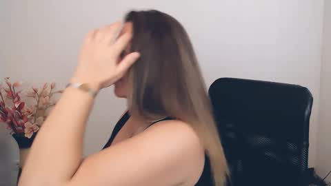 Snapshot of darklure_ chatting on September 16, 12:39 pm Anna online show from September 16, 12:39 pm