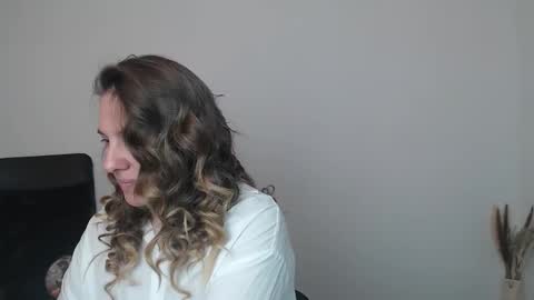 Snapshot of darklure_ chatting on November 1, 6:43 pm Anna online show from November 1, 6:43 pm