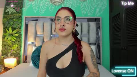 Snapshot of darlyhooper1_ chatting on October 12, 12:15 pm Darlyhooper online show from October 12, 12:15 pm