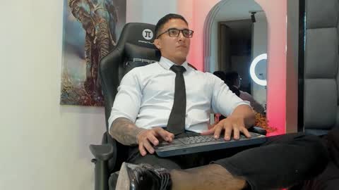 Snapshot of dash_bukoski chatting on February 6, 1:25 pm Dash online show from February 6, 1:25 pm