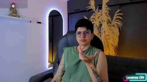 Snapshot of dass_roman chatting on April 21, 7:50 pm Dass Roman online show from April 21, 7:50 pm
