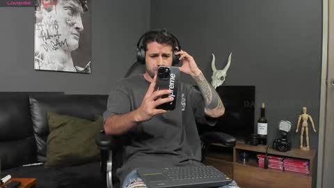 Snapshot of davevilboy chatting on December 6, 1:22 pm Daves online show from December 6, 1:22 pm