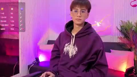 Snapshot of davi_tay chatting on August 8, 3:08 am Davi sweet boy - follow me 3 online show from August 8, 3:08 am