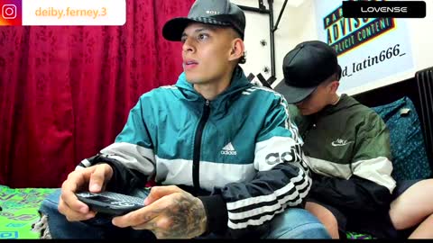 Snapshot of david_latin666_ chatting on December 12, 5:31 am David online show from December 12, 5:31 am