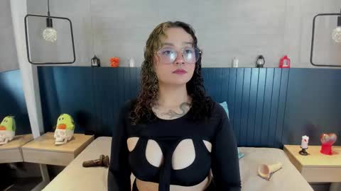 Snapshot of davis_emma chatting on October 19, 4:13 am Emma online show from October 19, 4:13 am