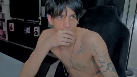 Snapshot of davisross chatting on April 1, 1:50 am davis online show from April 1, 1:50 am