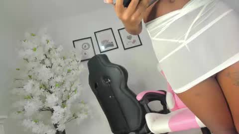 dayanis_latin online show from June 19, 4:06 am