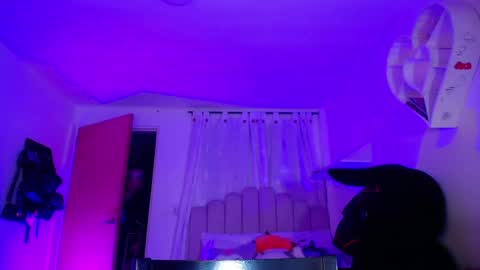  Dayis  online show from April 11, 2:05 am