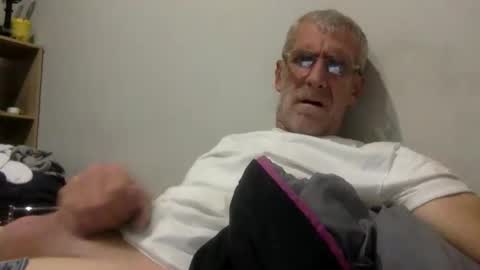 deanofflove221000 online show from April 11, 6:23 pm