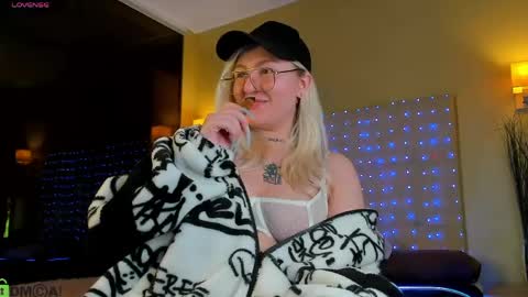 Snapshot of debbie_taylor chatting on April 18, 7:07 pm Debbie Mon Tue Fri Sun Sat GMT 3 1000am - 0400pm online show from April 18, 7:07 pm