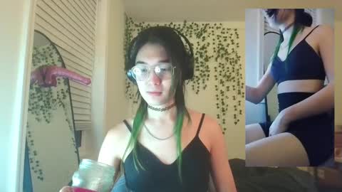 Snapshot of deciduousdoll chatting on September 11, 6:13 am deciduousdoll online show from September 11, 6:13 am