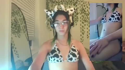 Snapshot of deciduousdoll chatting on September 15, 6:02 am deciduousdoll online show from September 15, 6:02 am