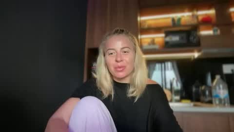 Snapshot of deean12 chatting on February 18, 1:01 am deean12 online show from February 18, 1:01 am