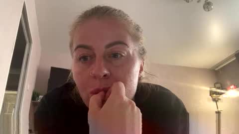 Snapshot of deean12 chatting on March 27, 1:22 pm deean12 online show from March 27, 1:22 pm