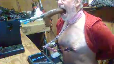 Snapshot of deepthroat227 chatting on November 28, 3:14 pm Deepthroat My Big Dildos online show from November 28, 3:14 pm