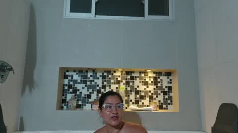 Snapshot of deesseluxure_ chatting on May 14, 5:25 am Andre online show from May 14, 5:25 am