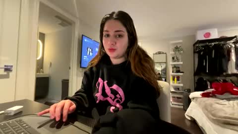 Snapshot of delarav19 chatting on February 21, 9:05 pm Delara V online show from February 21, 9:05 pm