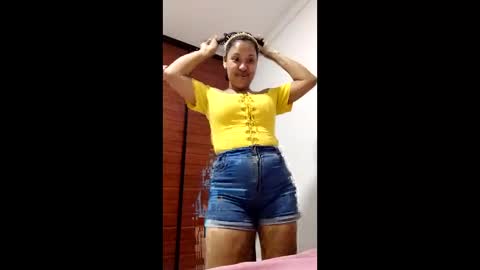 Snapshot of delicious_sarah07 chatting on May 13, 12:19 am Sarah online show from May 13, 12:19 am