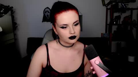 dellacrush_ online show from November 8, 6:07 pm