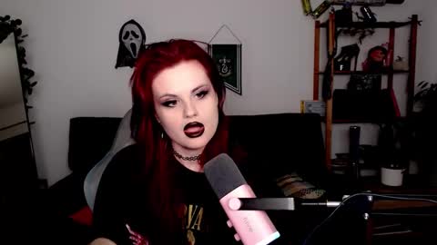 dellacrush_ online show from November 10, 6:40 pm