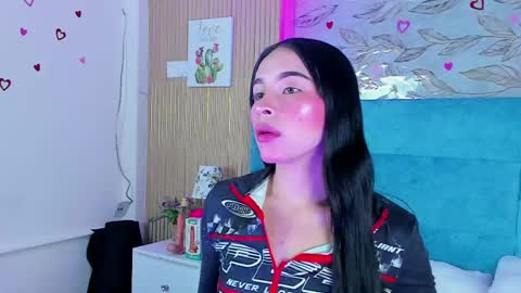 Snapshot of delphine_doll chatting on April 20, 9:23 am Delia online show from April 20, 9:23 am
