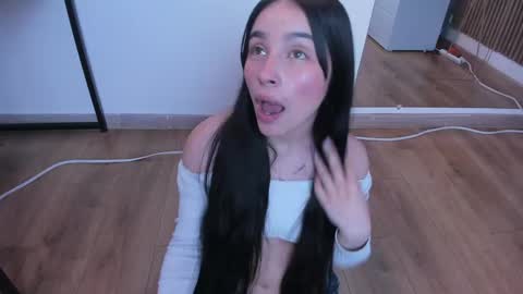 Snapshot of delphine_doll chatting on May 8, 4:23 pm Delia online show from May 8, 4:23 pm