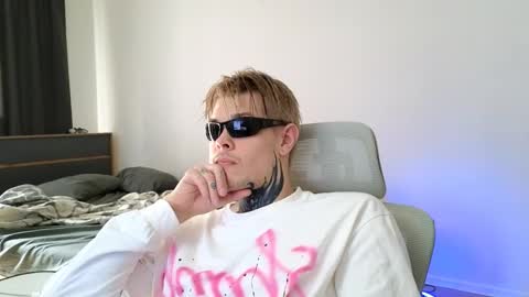 Snapshot of denis_here chatting on May 18, 2:12 pm Denis online show from May 18, 2:12 pm