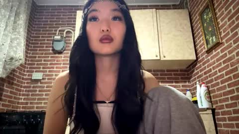 Emma online show from December 21, 2:24 pm