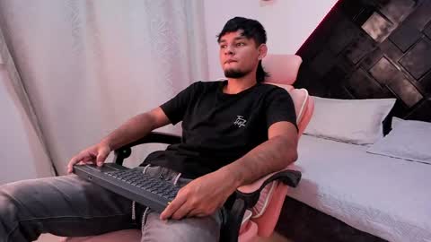 dereck_g online show from May 13, 5:05 am