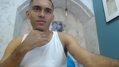 Snapshot of derek_storm_ chatting on November 7, 11:32 am D E R E K online show from November 7, 11:32 am