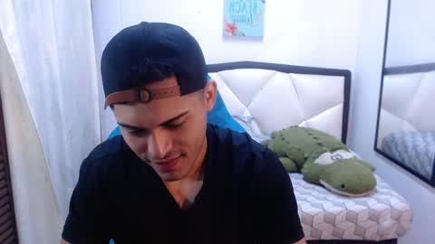 Snapshot of derek_storm_ chatting on April 7, 11:32 am D E R E K online show from April 7, 11:32 am