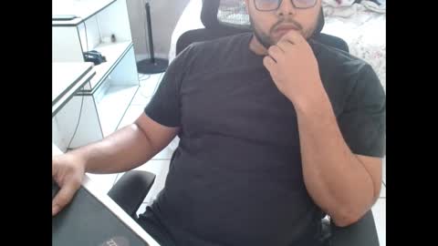 derick_0013 online show from May 8, 11:37 am