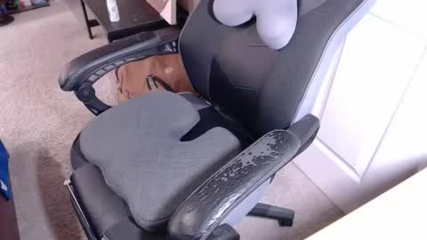 desertd0ng online show from April 16, 6:19 pm