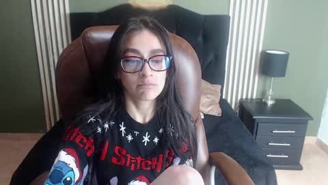 Snapshot of desiring__angel chatting on December 4, 6:00 am Desiring Angel online show from December 4, 6:00 am