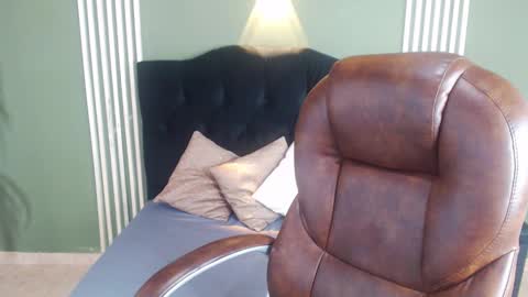 Snapshot of desiring__angel chatting on December 6, 10:05 am Desiring Angel online show from December 6, 10:05 am