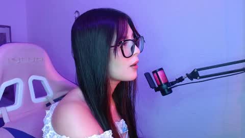 destinya_ online show from June 3, 11:24 am