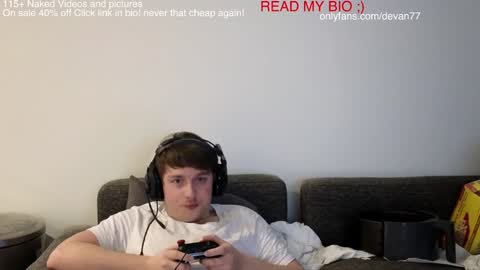 Snapshot of devantheplug chatting on December 13, 5:27 am Devan online show from December 13, 5:27 am