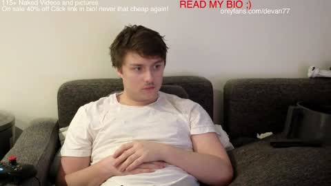 Snapshot of devantheplug chatting on December 13, 11:39 pm Devan online show from December 13, 11:39 pm