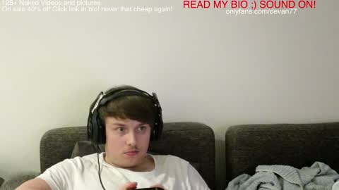 Snapshot of devantheplug chatting on January 4, 2:25 pm Devan online show from January 4, 2:25 pm