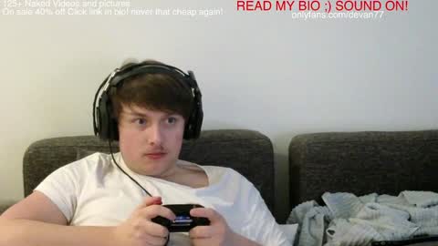 Snapshot of devantheplug chatting on January 4, 5:26 pm Devan online show from January 4, 5:26 pm