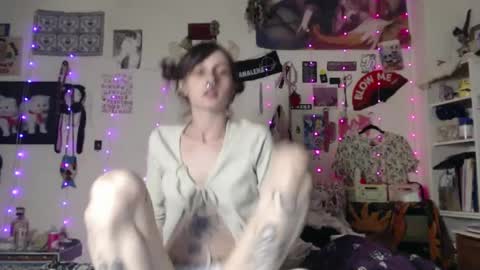Snapshot of devilg1rl chatting on February 22, 9:23 am poutyangel online show from February 22, 9:23 am