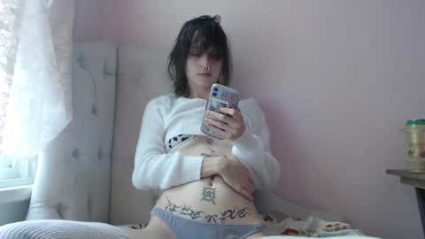 Snapshot of devilg1rl chatting on September 25, 6:44 pm poutyangel online show from September 25, 6:44 pm