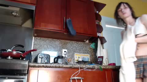 Snapshot of devilg1rl chatting on September 27, 10:37 pm poutyangel online show from September 27, 10:37 pm