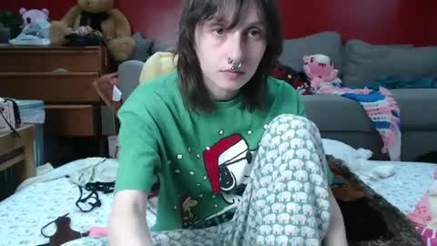 Snapshot of devilg1rl chatting on September 28, 8:47 pm poutyangel online show from September 28, 8:47 pm