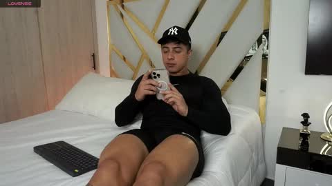 Snapshot of devin_hunter chatting on February 21, 7:59 pm Devin Hunter online show from February 21, 7:59 pm