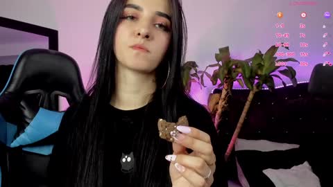 Snapshot of devlin_violet__ chatting on January 17, 6:15 am PaulaInsta paulacastellanos 1Pvt open online show from January 17, 6:15 am