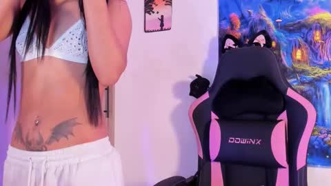 Snapshot of devours_fire chatting on January 6, 8:23 pm Sara 3 online show from January 6, 8:23 pm