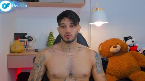 Snapshot of deymon_scott chatting on December 13, 12:53 am JULIAN online show from December 13, 12:53 am