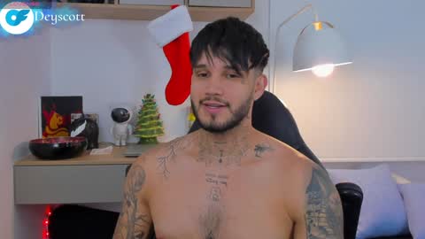 Snapshot of deymon_scott chatting on December 31, 11:17 pm JULIAN online show from December 31, 11:17 pm